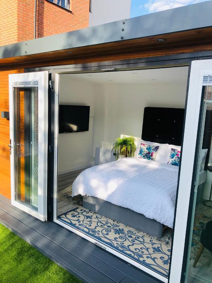 Meezee Pearl Double Bed Lodge With Free Parking Salford  Exterior photo